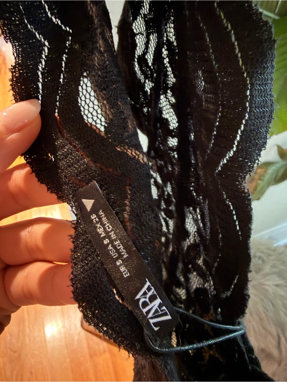 ZARA Black Scalloped Lace V-Neck Bodysuit - Picture 3 of 3